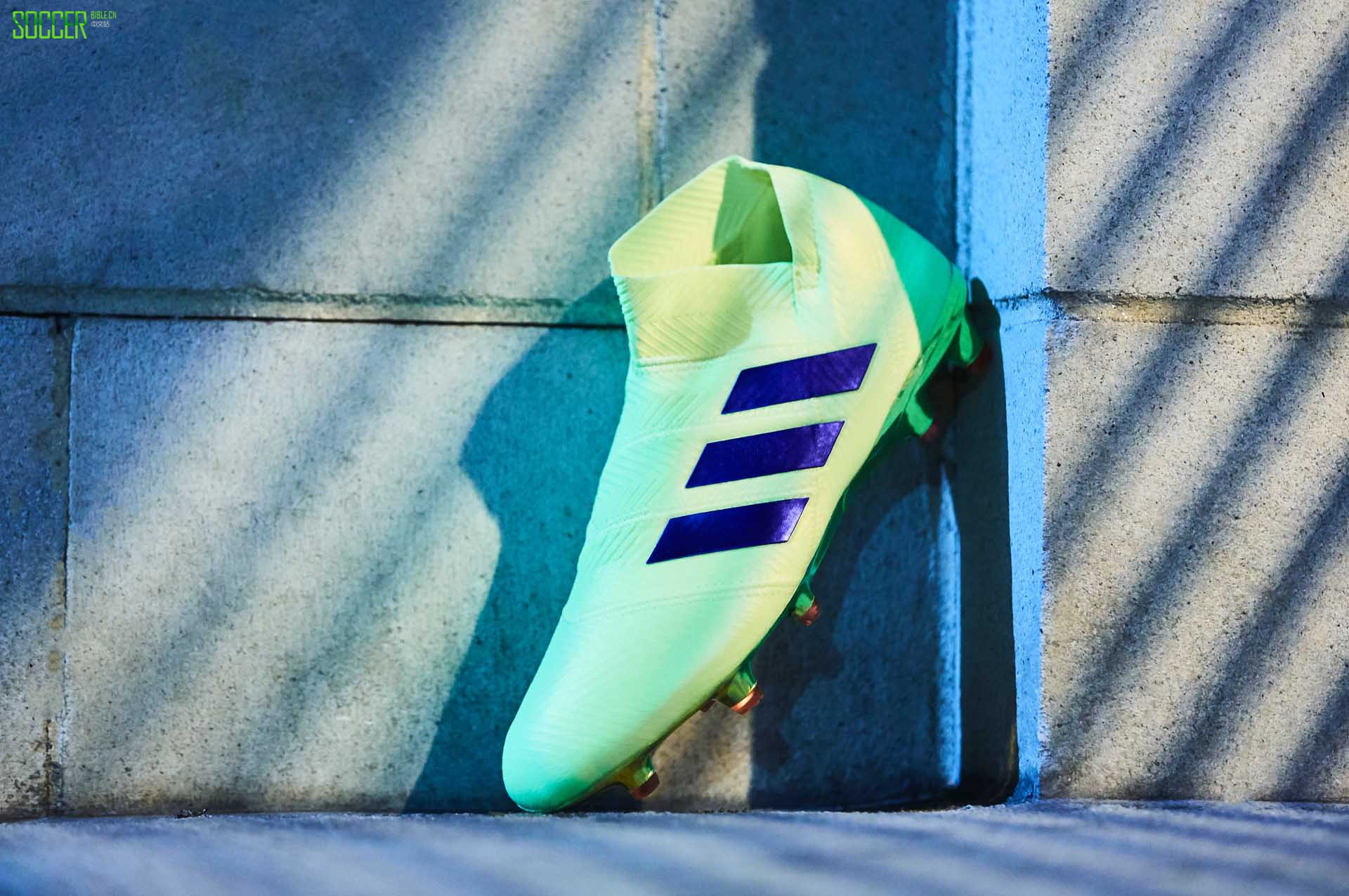 阿迪达斯“敢秀套装”Nemeziz 18+足球鞋